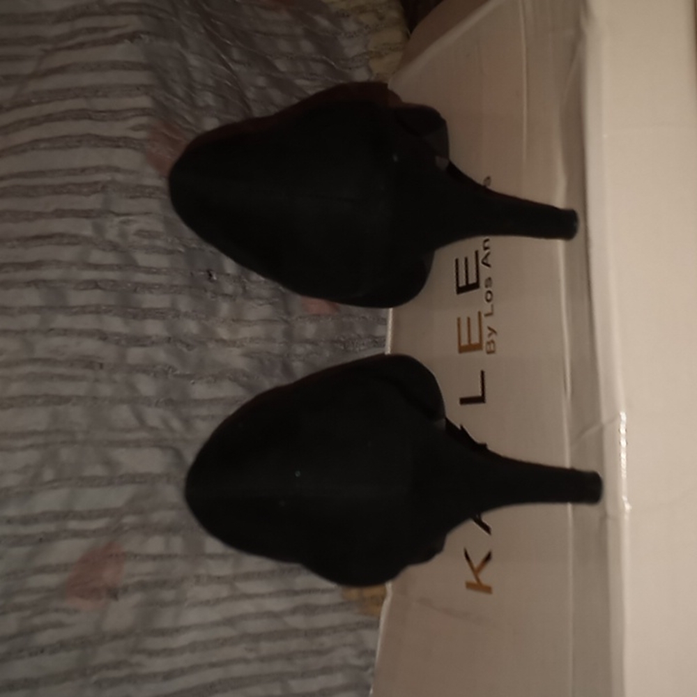 Shoes - Picture 4 of 4